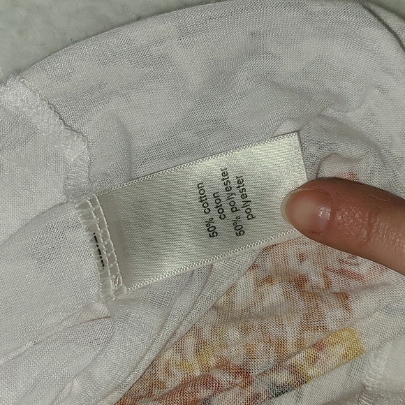 EUC Maurices Geometric Short Sleeve V-Neck Tee - Picture 8 of 9